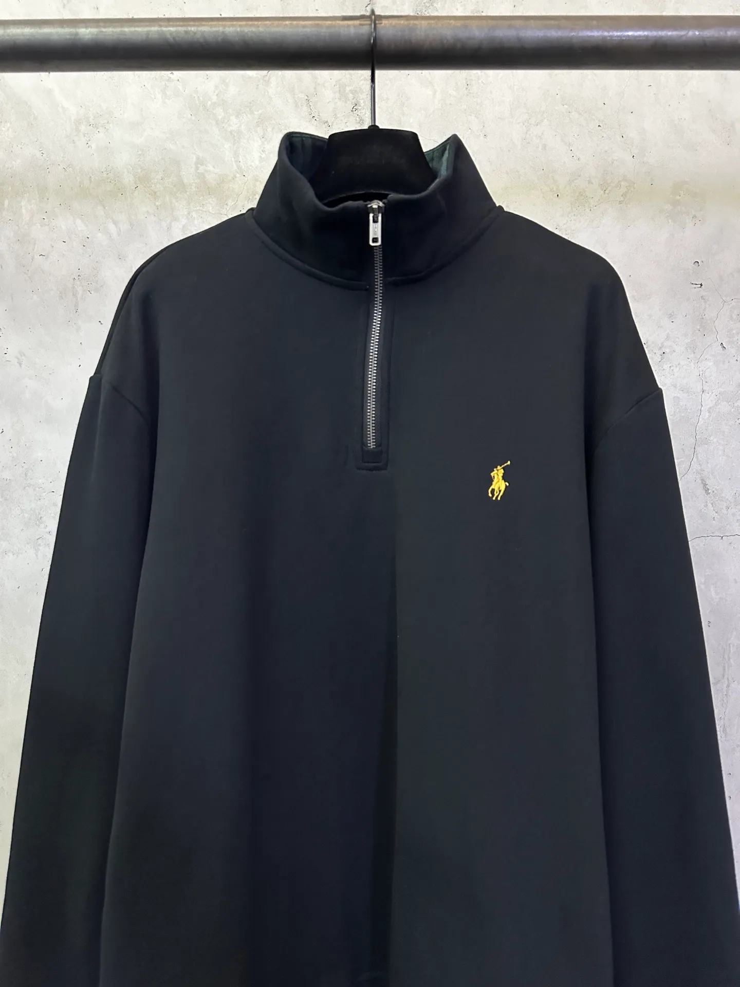 P410 Ralph Lauren gold embroidered half turtleneck sweatshirt Fabric: Made of custom-made Yayun essence cotton velvet material, soft and silky, comfortable and close to the skin, with a pure black tone as the base color, plaid twill trim on the neckline, carrying the elegance and retro of British style, custom hardware, threads, accessories, matching version, same style for men and women -Color: black -Size: S M L XL